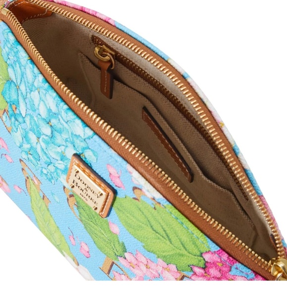 NWT Hydrangea Monogram Penny Crossbody - Picture 4 of 10